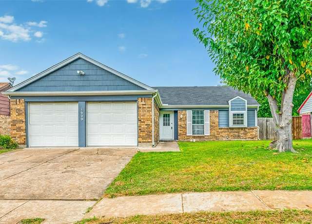 Property at 1609 Country Ln, Arlington, TX 76018, 3 beds, 2 baths