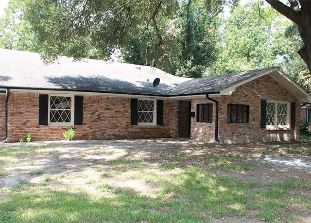 Property at 1906 Mimosa Dr, Corsicana, TX 75110, 4 beds, 3 baths