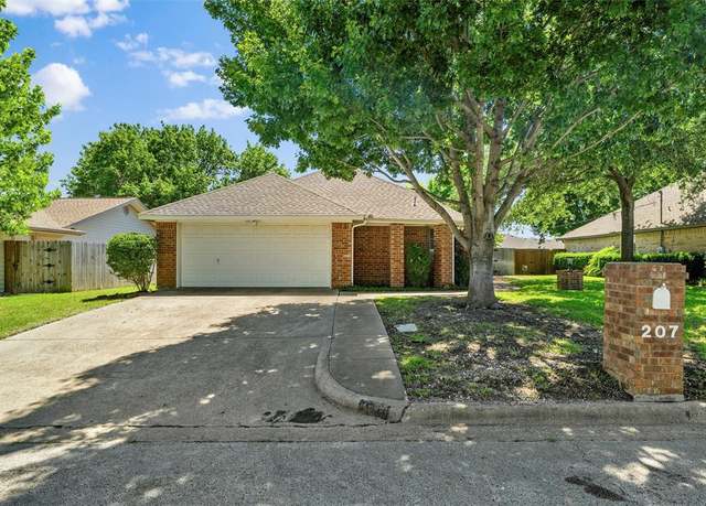 Property at 207 Johnston Blvd, Waxahachie, TX 75165, 3 beds, 2 baths