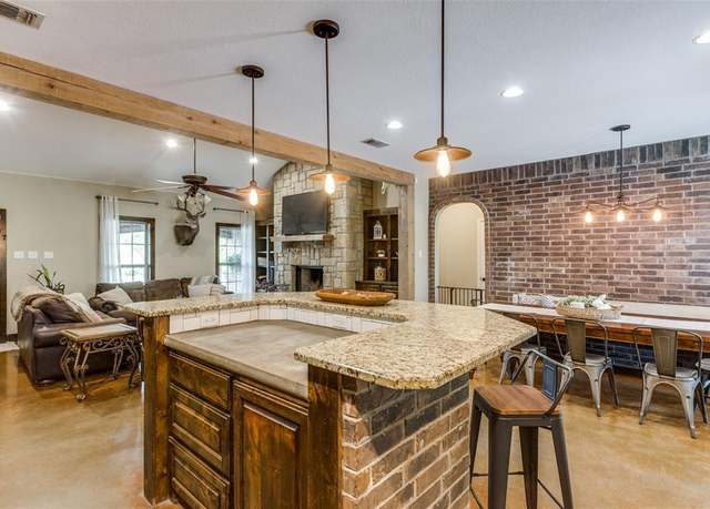 Property at 127 Tankersley Ln, Weatherford, TX 76087, 3 beds, 2 baths