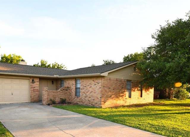 Property at 825 Oak Grove Ln, Royse City, TX 75189, 3 beds, 2 baths