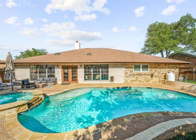 Property at 1424 Prairie Wind Blvd, Stephenville, TX 76401, 3 beds, 2 baths