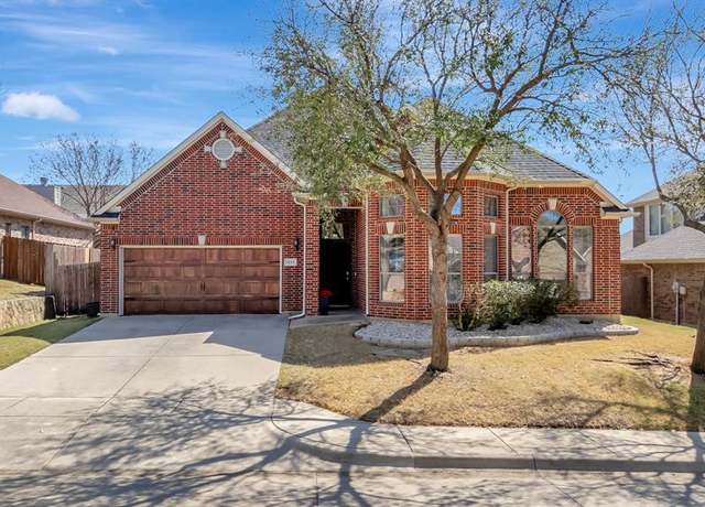 Property at 1113 Sienna Ct, Burleson, TX 76028, 4 beds, 2.5 baths