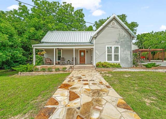 Property at 735 N Crockett St, Granbury, TX 76048, 4 beds, 3 baths