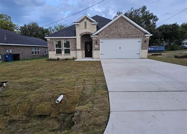 Property at 202 E 1st North St, Kaufman, TX 75142, 4 beds, 2 baths