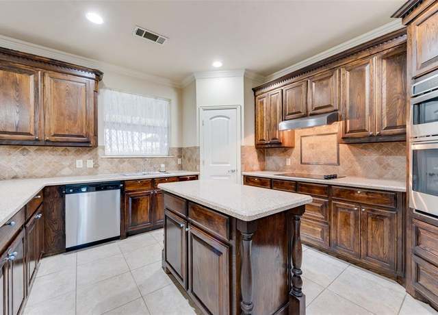 Property at 2917 Cascade Dr, Plano, TX 75025, 5 beds, 3 baths