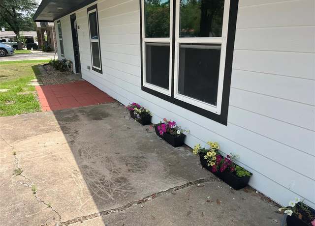 Property at 2605 Hillcrest Ave, Greenville, TX 75402, 3 beds, 2 baths