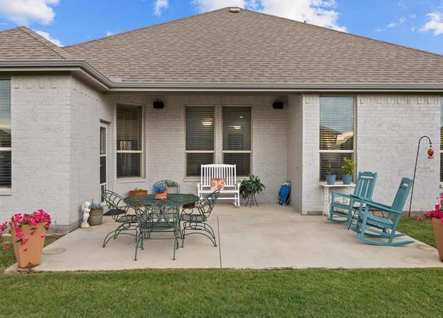 Property at 5622 Log Cabin Ct, Midlothian, TX 76065, 4 beds, 2 baths
