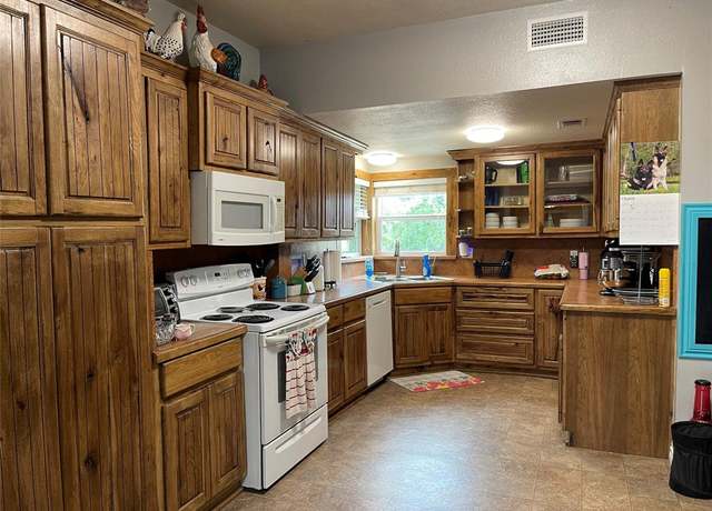 Property at 120 N 10th Ave, Teague, TX 75860, 7 beds, 4.5 baths