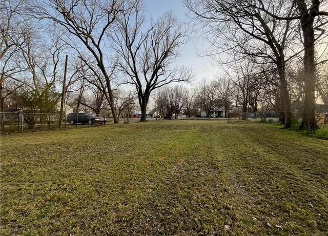 Property at 211 E Trinity St, Groesbeck, TX 76642
