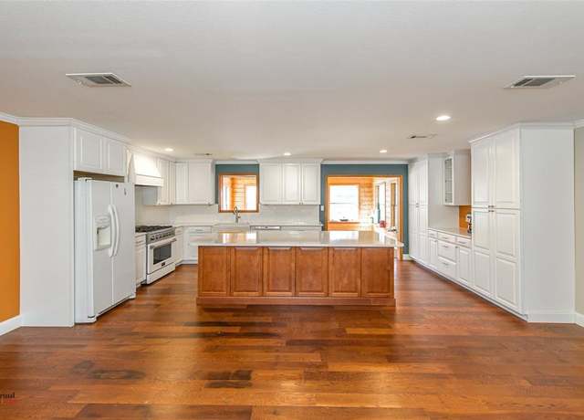Property at 509 10th St NE, Springhill, LA 71075, 2 beds, 2 baths