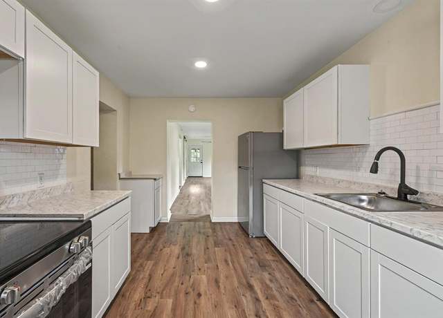 Property at 206 W Franklin St, Alvord, TX 76225, 2 beds, 1 bath