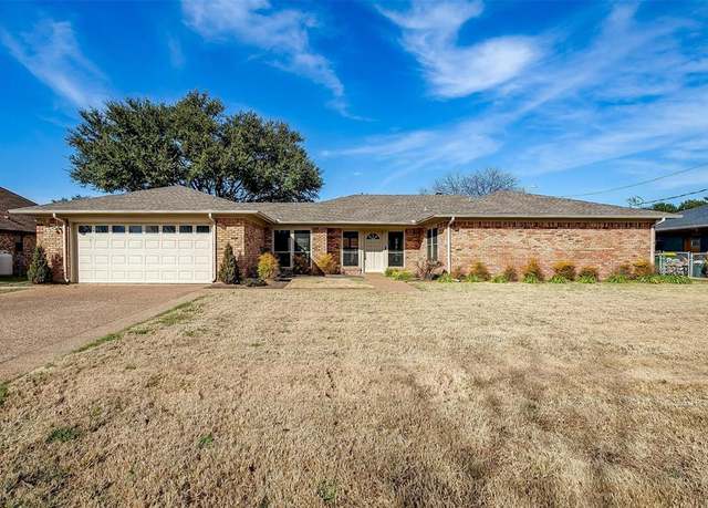 Property at 500 Tahiti Dr, Granbury, TX 76048, 3 beds, 2.5 baths