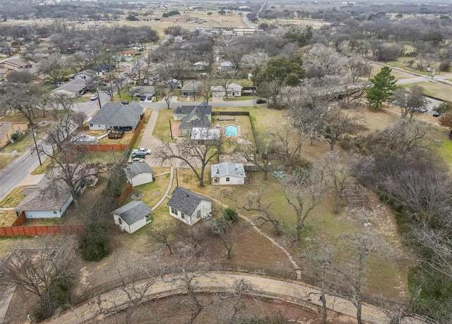 Property at 512 N Travis St, Granbury, TX 76048, 5 beds, 5 baths