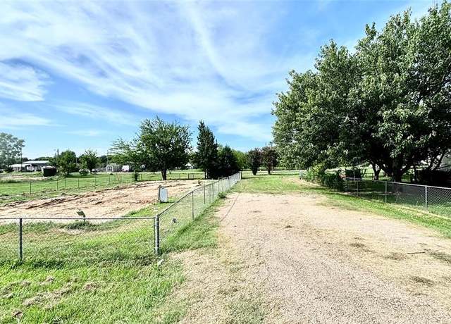 Property at 454 Holiday Village Dr, Quitman, TX 75783