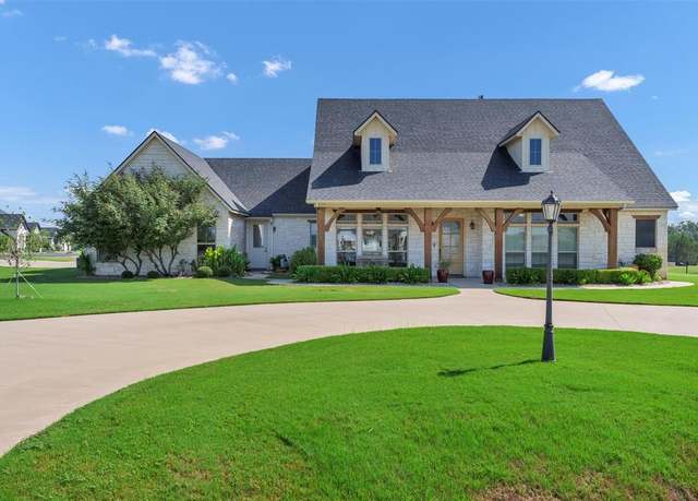 Property at 300 Kenyon Ct, Granbury, TX 76049, 3 beds, 3 baths