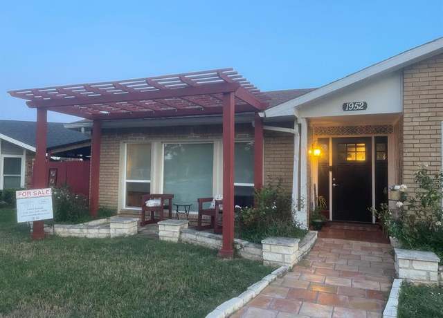 Property at 1952 Rambling Ridge Ln, Carrollton, TX 75007, 4 beds, 2 baths