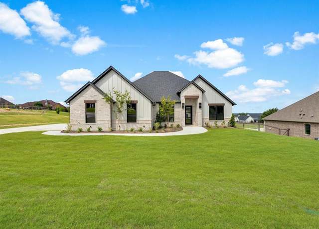 Property at 213 Martin Dr, Granbury, TX 76049, 4 beds, 3 baths