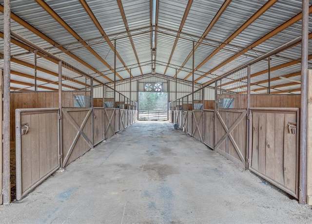 Property at 1519 E Main St, Henderson, TX 75652, 4 beds, 2 baths