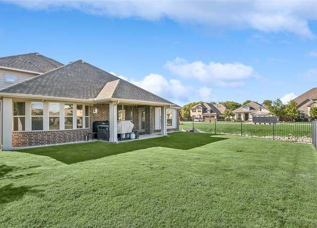 Property at 9413 Lakeway Dr, Denton, TX 76226, 4 beds, 3 baths