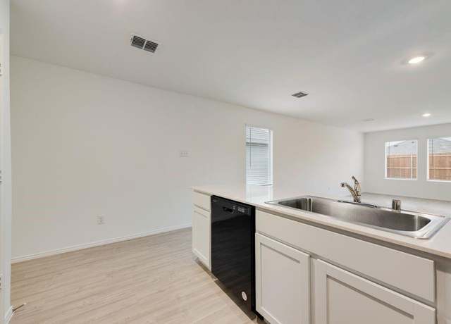 Property at 1633 Crested Way, Fort Worth, TX 76140, 3 beds, 2 baths