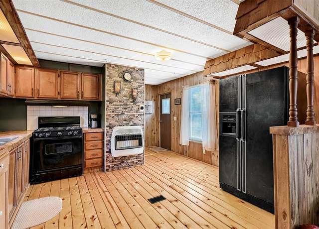 Property at 36 Atlantic St, Pottsboro, TX 75076, 2 beds, 2 baths