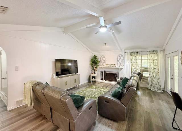 Property at 1806 Briar Meadow Dr, Arlington, TX 76014, 3 beds, 2 baths