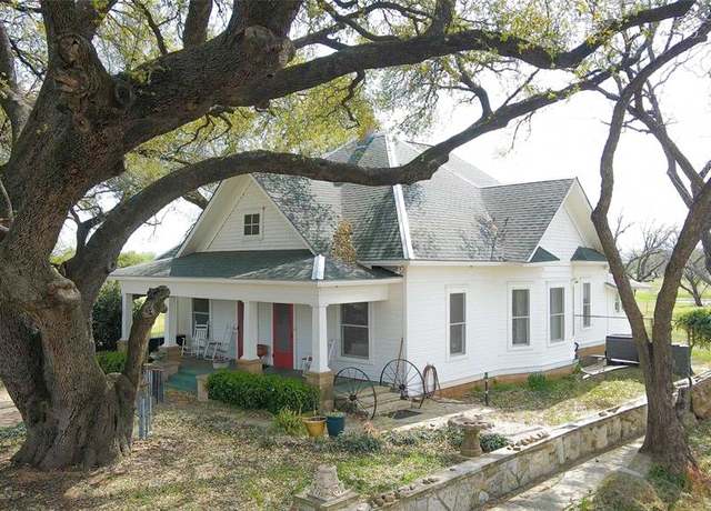 Property at 518 Kinson St, Granbury, TX 76048, 3 beds, 3 baths
