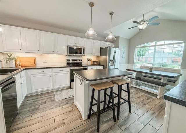 Property at 4726 Topaz Ln, Granbury, TX 76049, 3 beds, 2 baths
