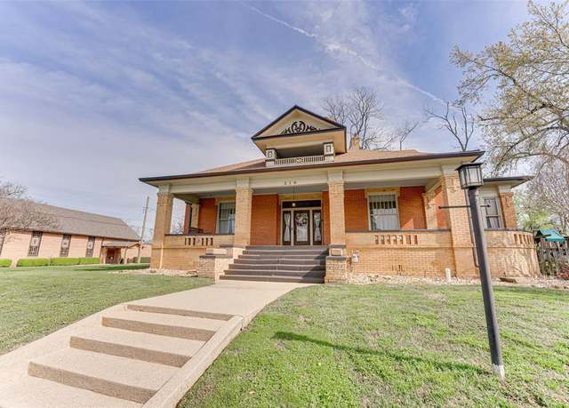 Property at 210 W Elm St, Winnsboro, TX 75494, 5 beds, 3.5 baths