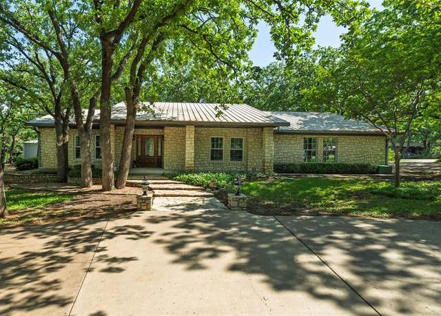 Property at 1120 Briarwood St, Weatherford, TX 76087, 3 beds, 2 baths