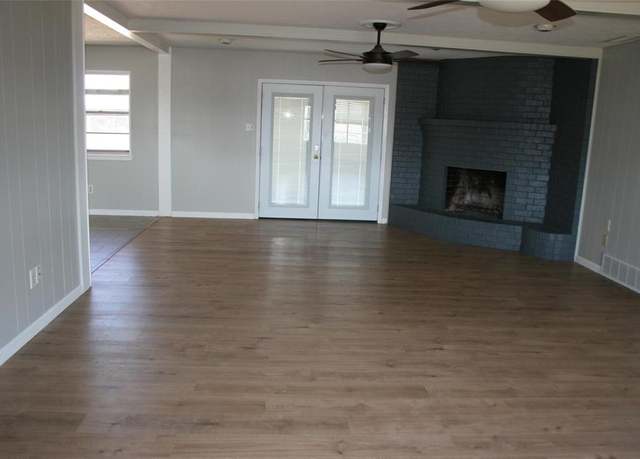 Property at 1106 Gifford Dr, Granbury, TX 76048, 3 beds, 2 baths