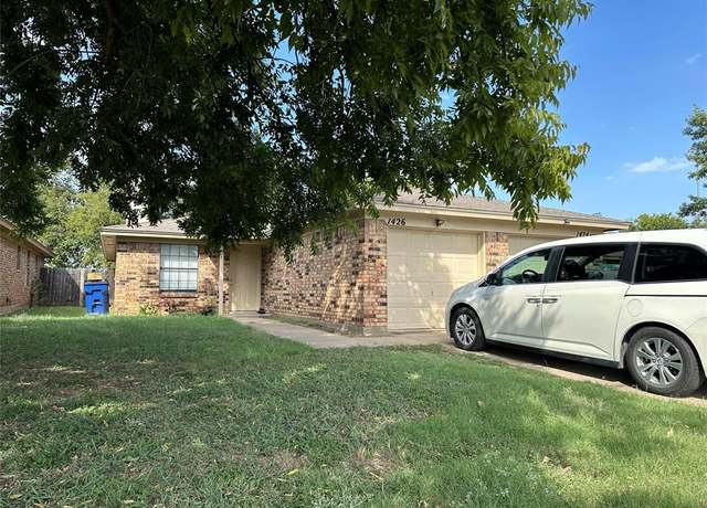 Property at 1424 Briar Cir, Crowley, TX 76036, 4 beds, 2 baths