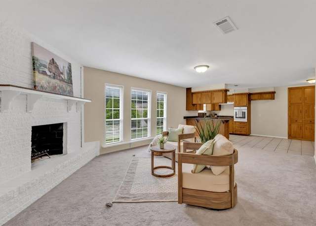 Property at 801 Eastcliff Dr, Euless, TX 76040, 3 beds, 2 baths