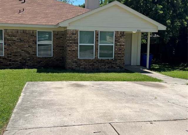 Property at 800 Woodland Ct, Kennedale, TX 76060, 2 beds, 2 baths