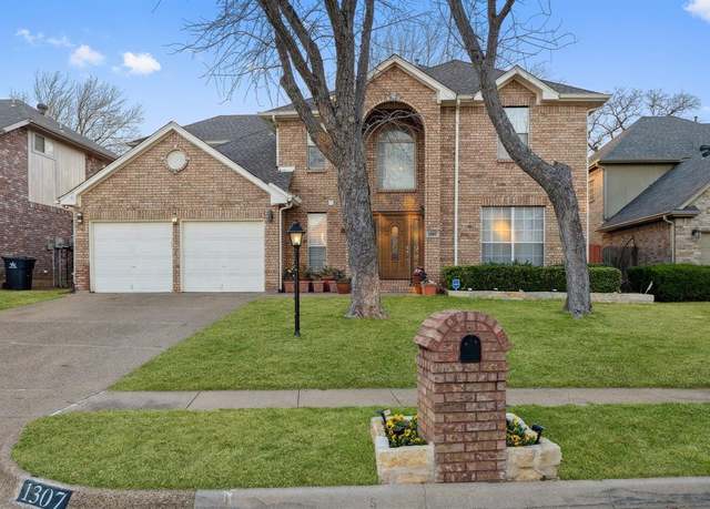 Property at 1307 Hillary Ln, Arlington, TX 76012, 5 beds, 3.5 baths