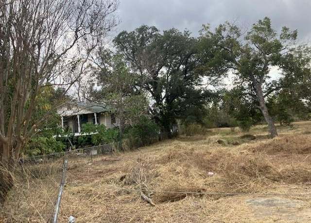 Property at 781 4th St, Floresville, TX 78114