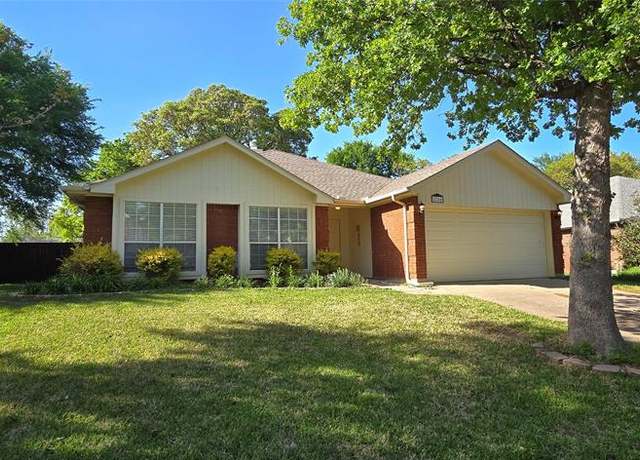 Property at 2704 Yellowstone Park Ln, Corinth, TX 76210, 4 beds, 2 baths