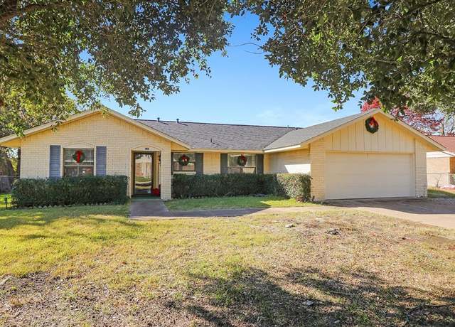 Property at 130 Lumpkin Dr, Ennis, TX 75119, 3 beds, 2 baths