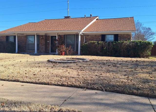 Property at 222 Mistletoe Dr, Richardson, TX 75081, 3 beds, 2.5 baths