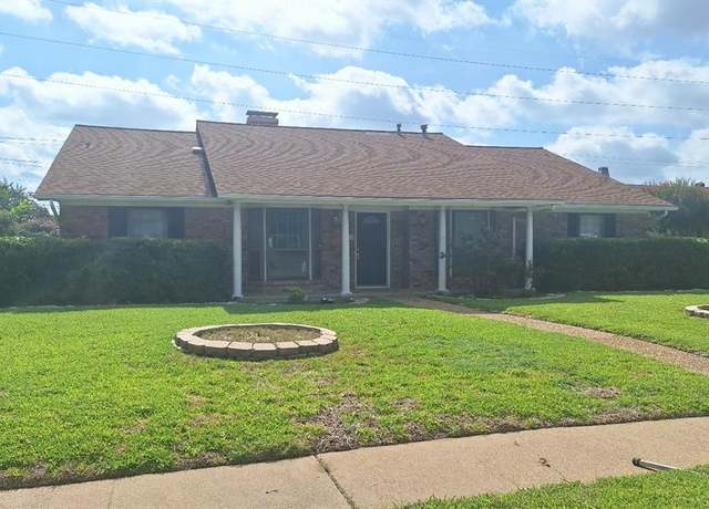 Property at 222 Mistletoe Dr, Richardson, TX 75081, 3 beds, 2.5 baths