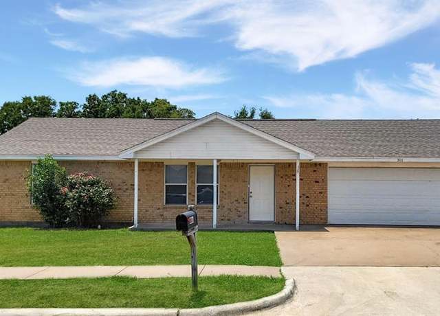 Property at 306 Kathy Ln, Granbury, TX 76049, 3 beds, 2 baths