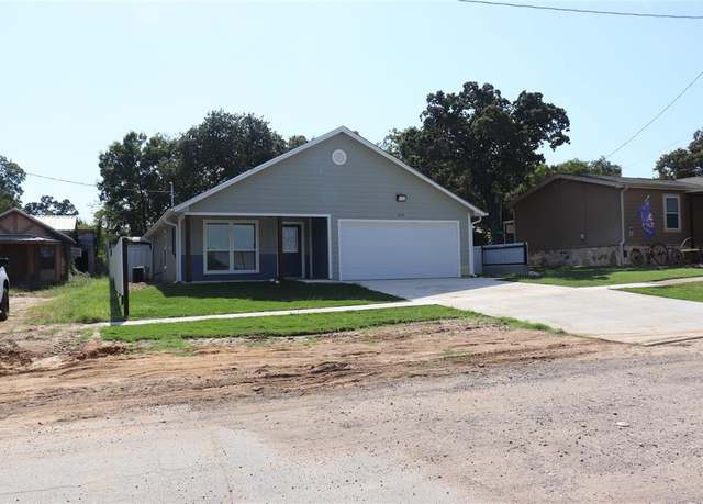 Property at 324 W Labadie Ave, De Leon, TX 76444, 3 beds, 2 baths