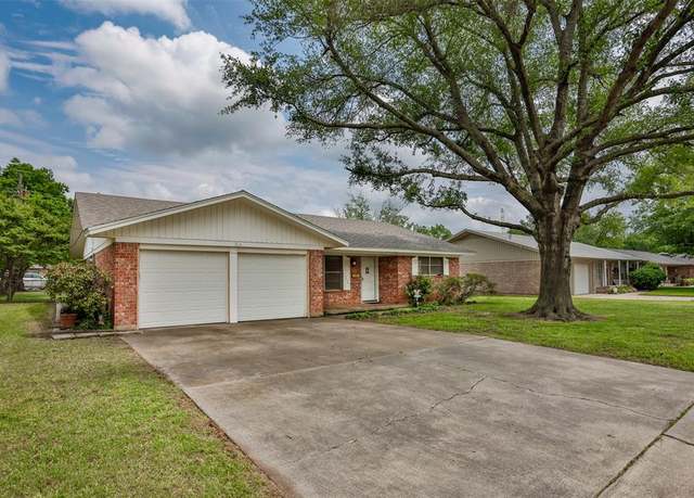 Property at 1210 Hillside Dr, Gainesville, TX 76240, 3 beds, 2 baths