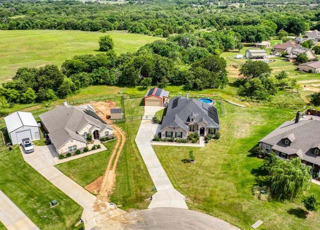 Property at 1036 Northern Oaks Ct, Springtown, TX 76082, 4 beds, 3 baths