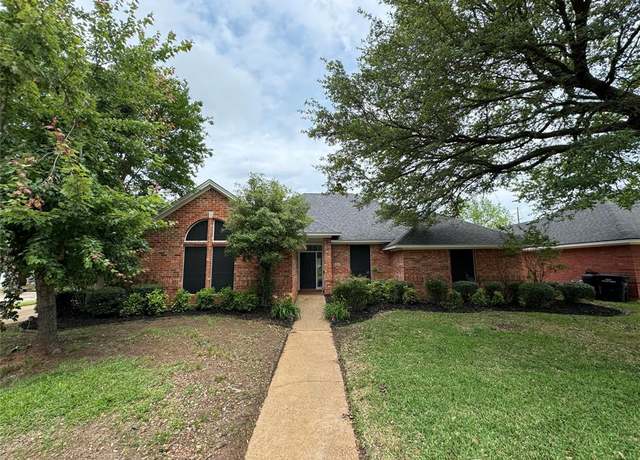Property at 1003 Regent St, Bossier City, LA 71111, 3 beds, 2 baths
