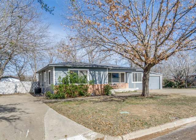 Property at 1402 W Water St, Weatherford, TX 76086, 3 beds, 2 baths