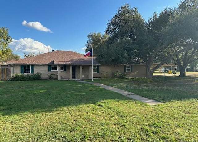 Property at 702 E Kezee St, Calvert, TX 77837, 5 beds, 2.5 baths