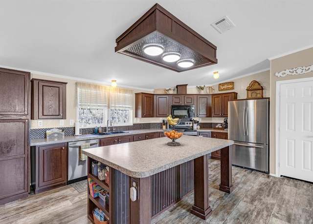 Property at 220 Sunset Acres Ct, Granbury, TX 76048, 4 beds, 2 baths
