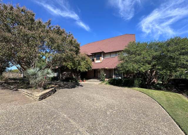 Property at 601 Guadalajara Cir, Irving, TX 75062, 5 beds, 3.5 baths